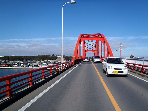 赤い橋を渡る